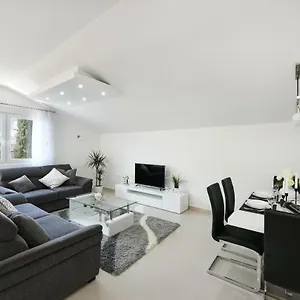 Monika - Private Terrace & Parking Apartman